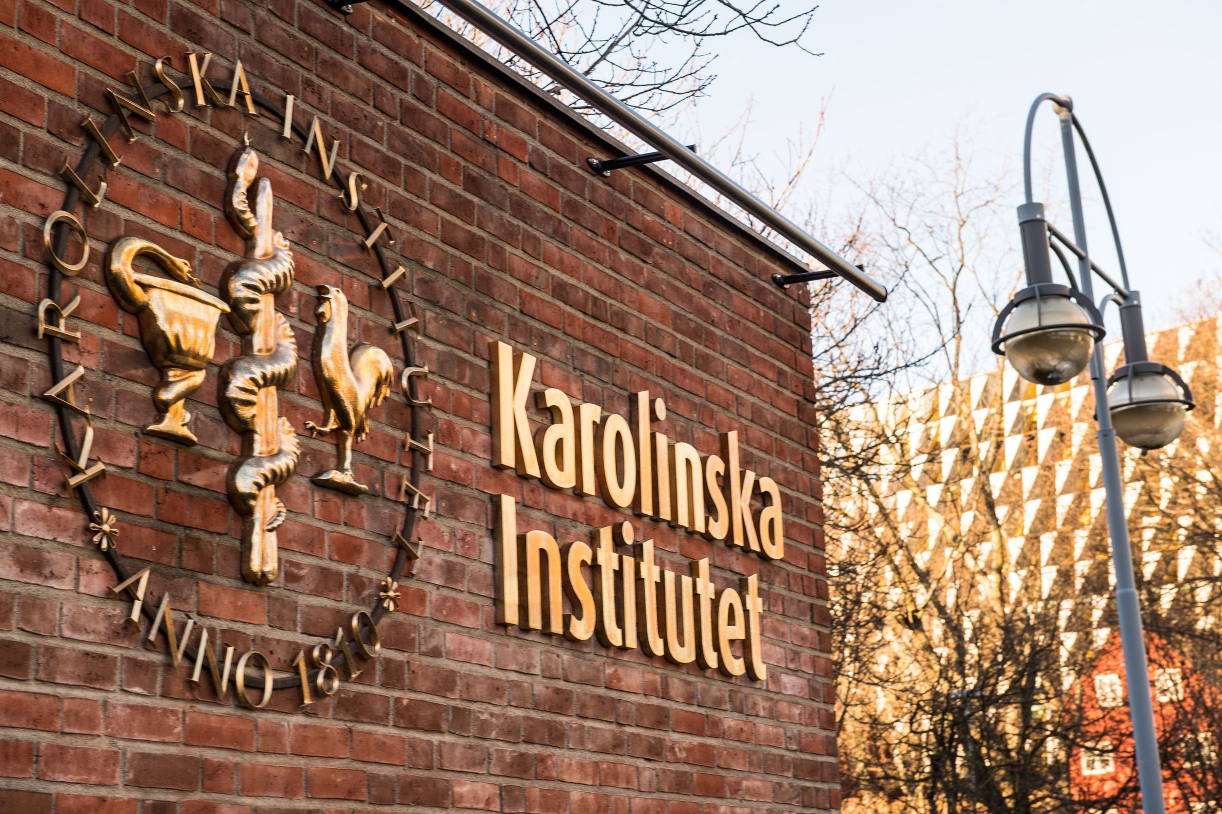 Karolinska Institutets logotyp på muren vid KI campus Solna