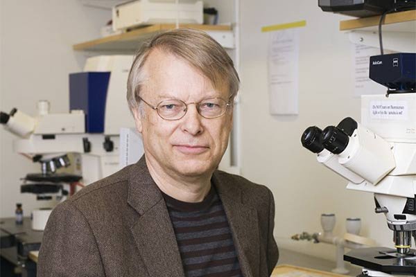 Porträtt av Lars Olson, professor vid institutionen för neurovetenskap, i labmiljö