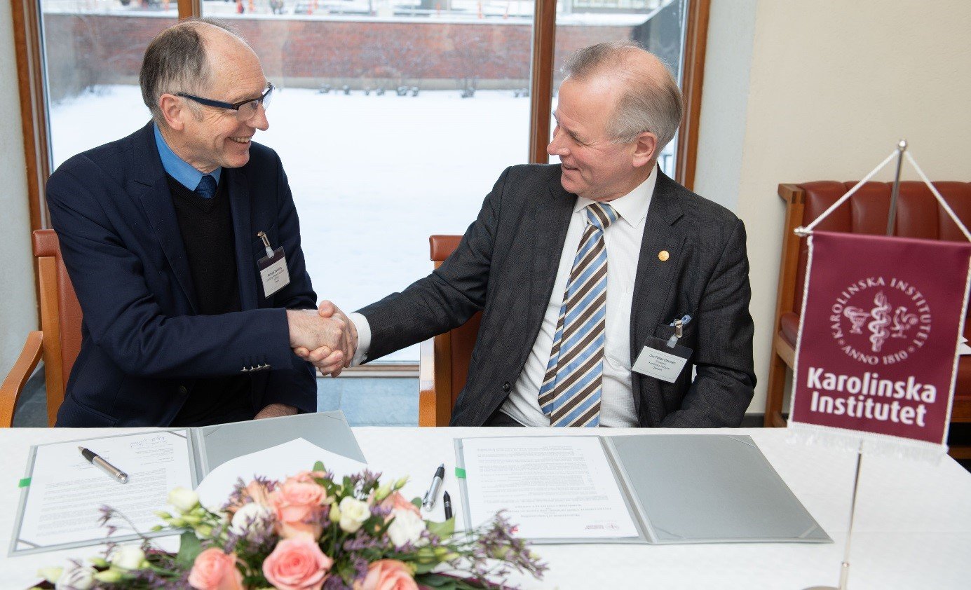 Michael Spedding, secretary general of the IUPHAR, and KI president Ole Petter Ottersen sign the cooperation agreement. Photo: Ulf Sirborn.