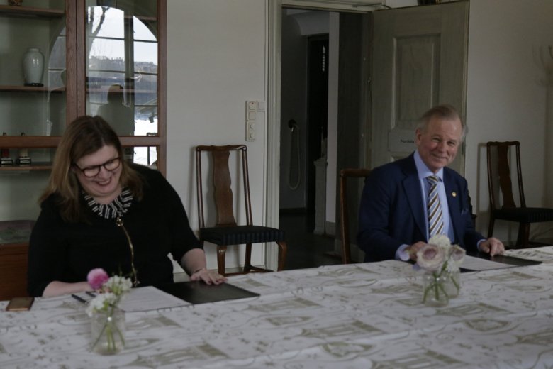 President of Stockholm City Council, Cecilia Brinck and the President of Karolinska Institutet Ole Petter Ottersen sign a declaration of intent on a collaboration.