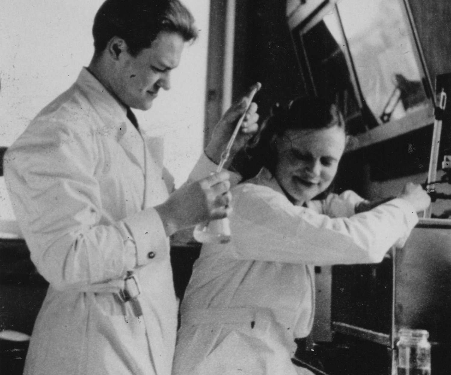 Professor Margareta Blombäck, here in the laboratory with her husband Birger Blombäck in the 1960s, succeeded in producing cures for two types of haemophilia. It is a discovery that has saved many lives.