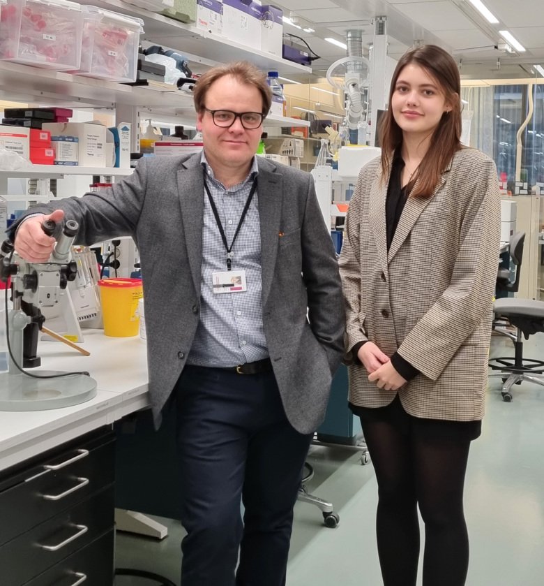 Dariia Chernovska and Daniel Andersson in the lab in Biomedicum.