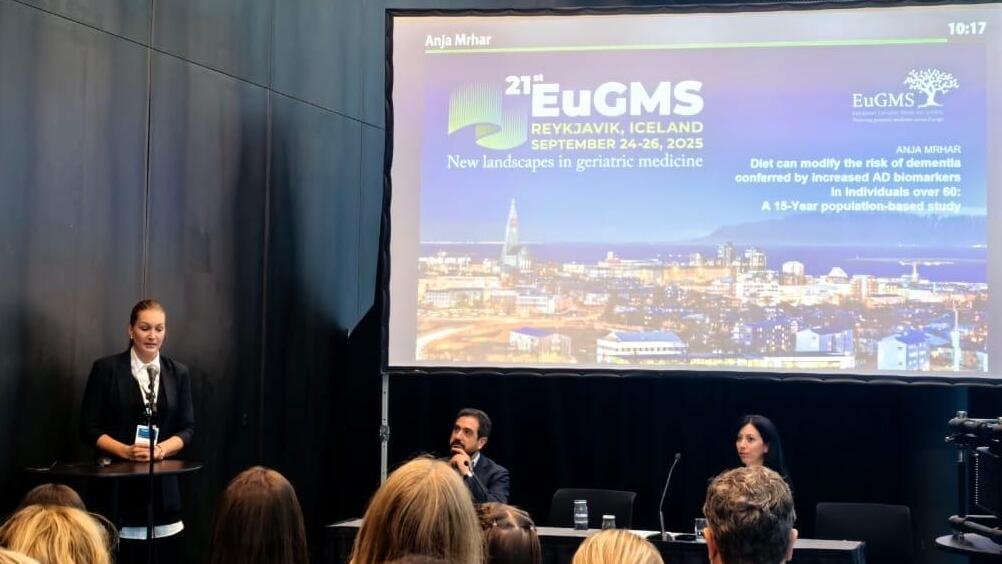 Anja Mrhar presents at the congress.
