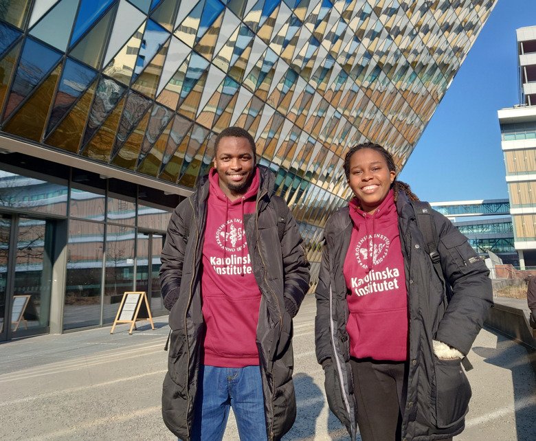 Allan Bakesiga och Linda Atulinda exchange students from Makerere University outside of Aula medica.