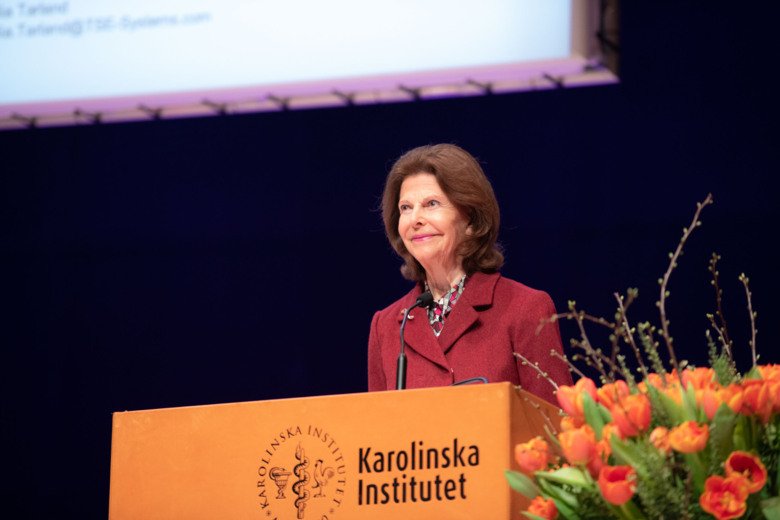 H.M. Queen Silvia stands on the stage during the Alzheimer's conference.