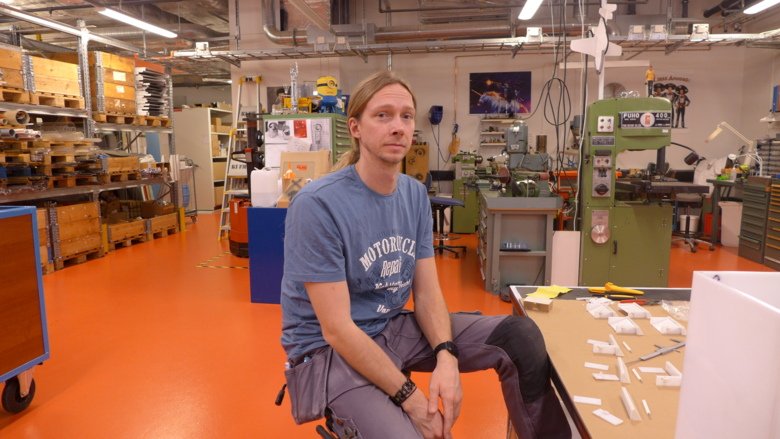 Portrait of Andreas in the FM workshop
