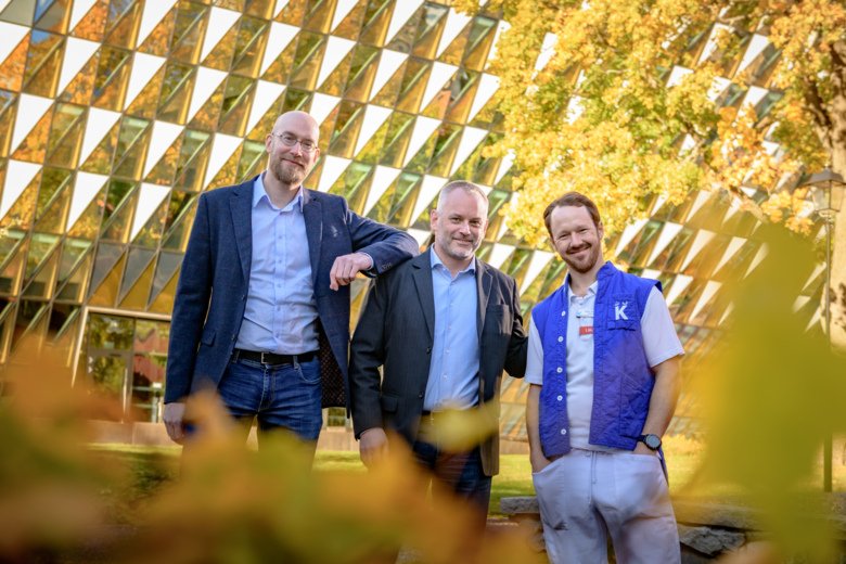 Mattias Rantalainen, Fredrik Wetterhall and Johan Hartman standing in a fall scenery outside of Aula Medica.