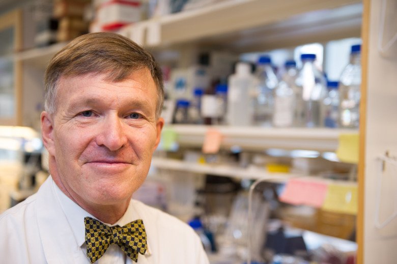 Portrait of Jonas Bergh in lab environment.