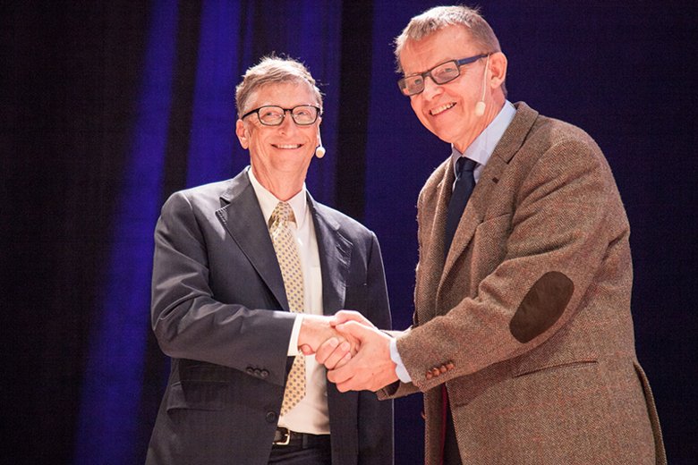 Bill Gates and Hans Rosling shaking hands