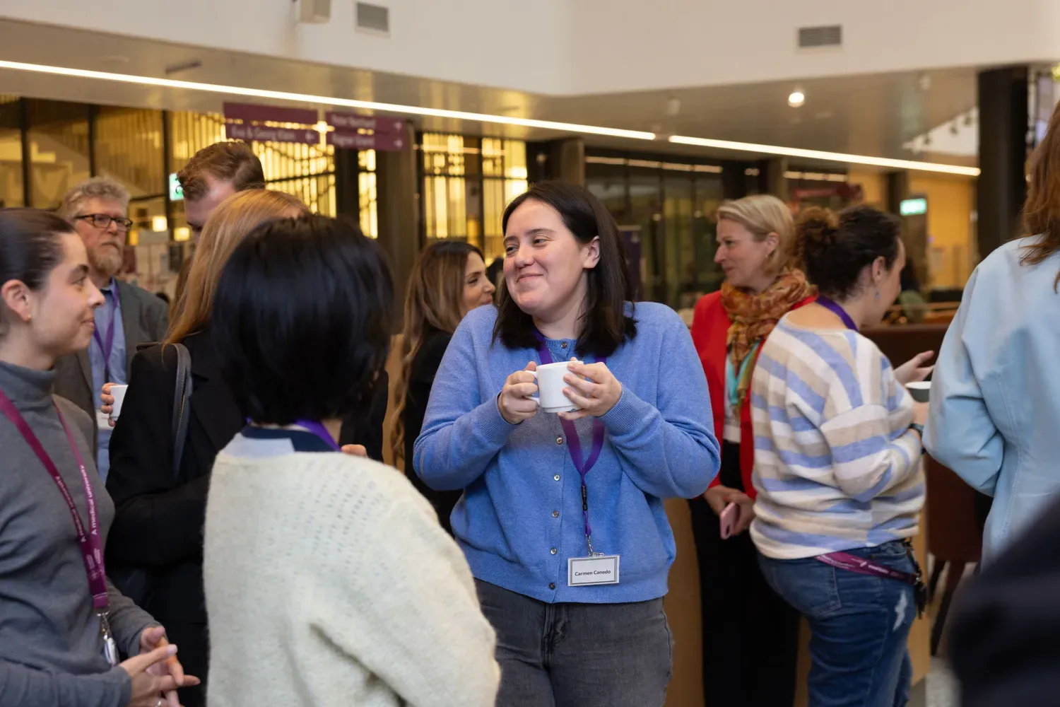 Deltagare minglar och samtalar vid ett evenemang på Karolinska Institutet.