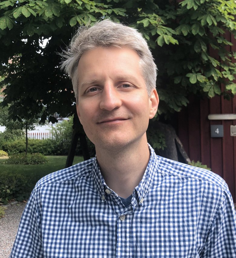 Portrait of Csaba outdoors on KI's campus in Solna.