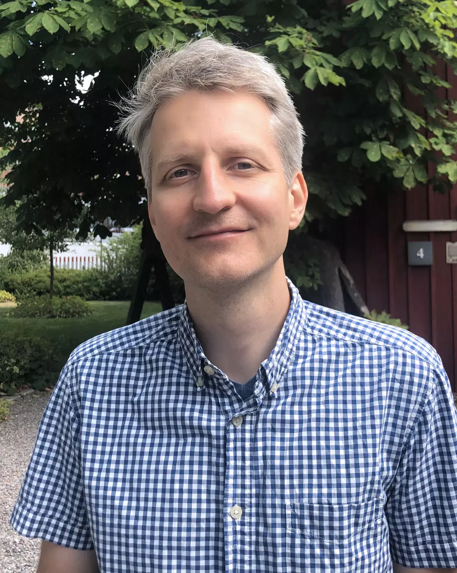 Portrait of Csaba outdoors on KI's campus in Solna.