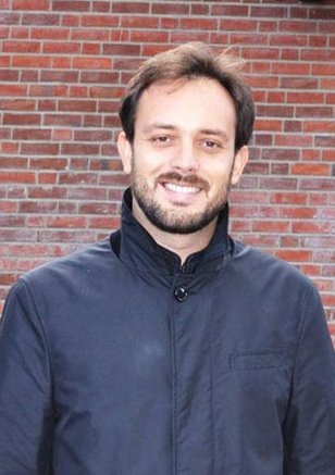 Davide standing in front of the entrance to KI, campus Solna.