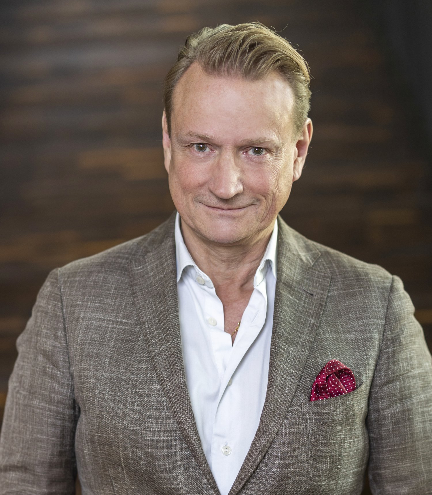 Portrait of a male person in an office environment.