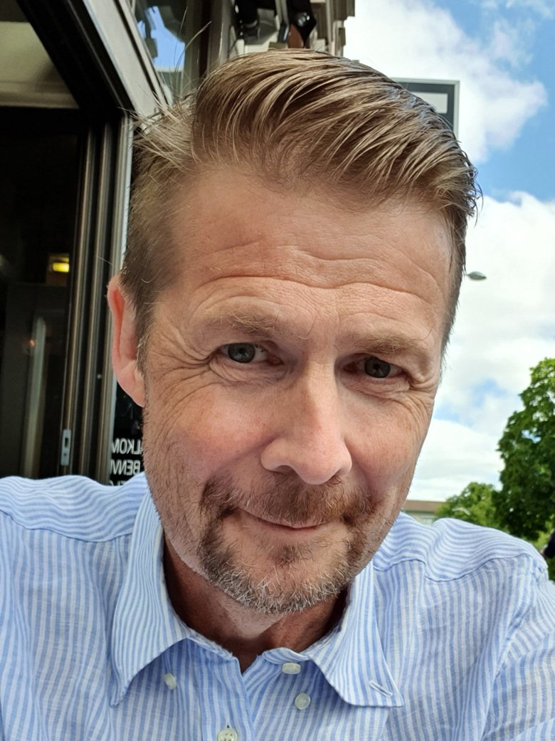 Selfie of Erik Lundström sitting outside at café