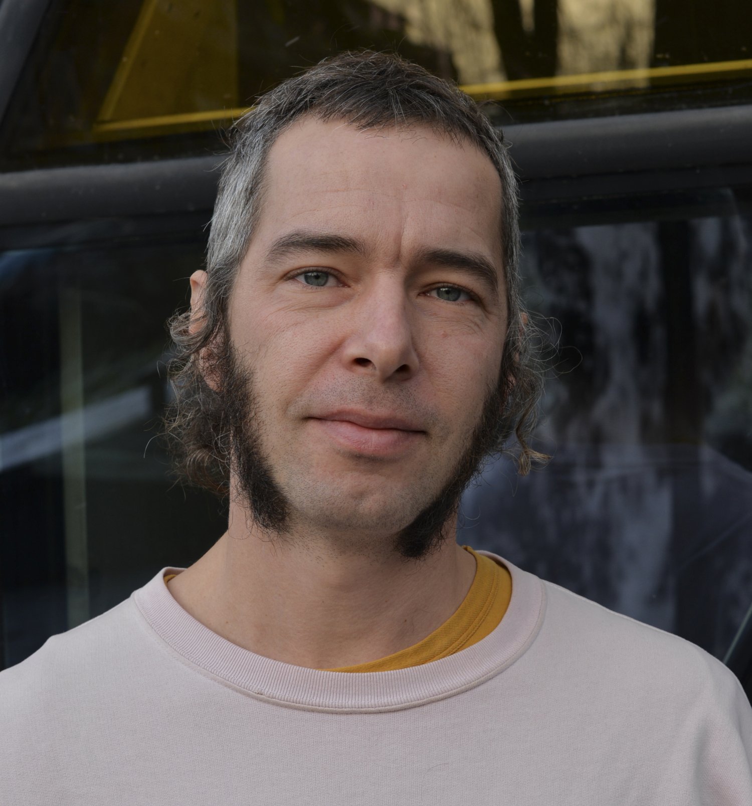 Närporträtt av Erik Andersson utanför Aula Medica.