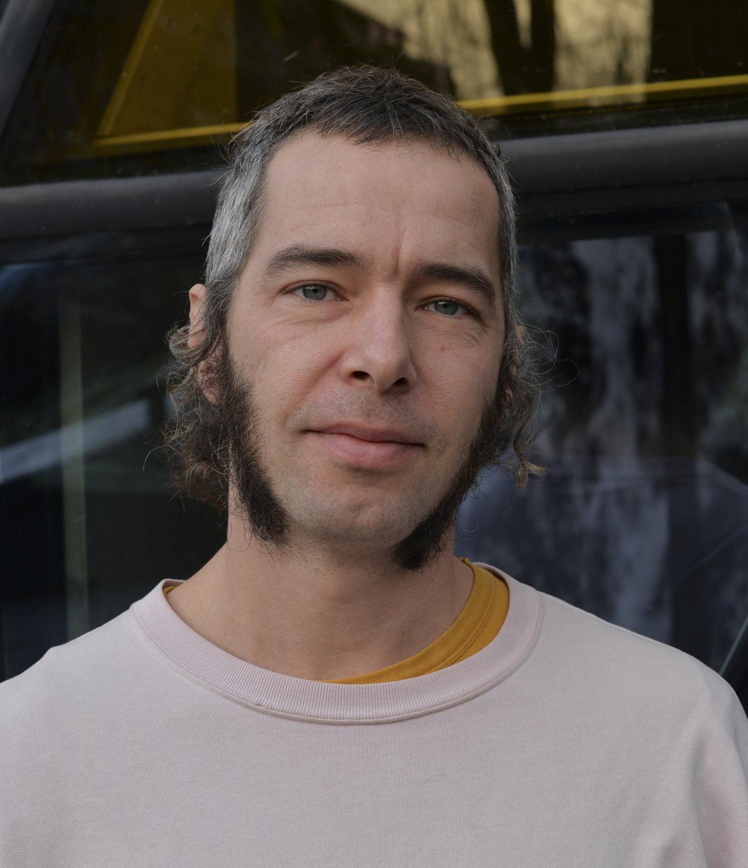 Närporträtt av Erik Andersson utanför Aula Medica.