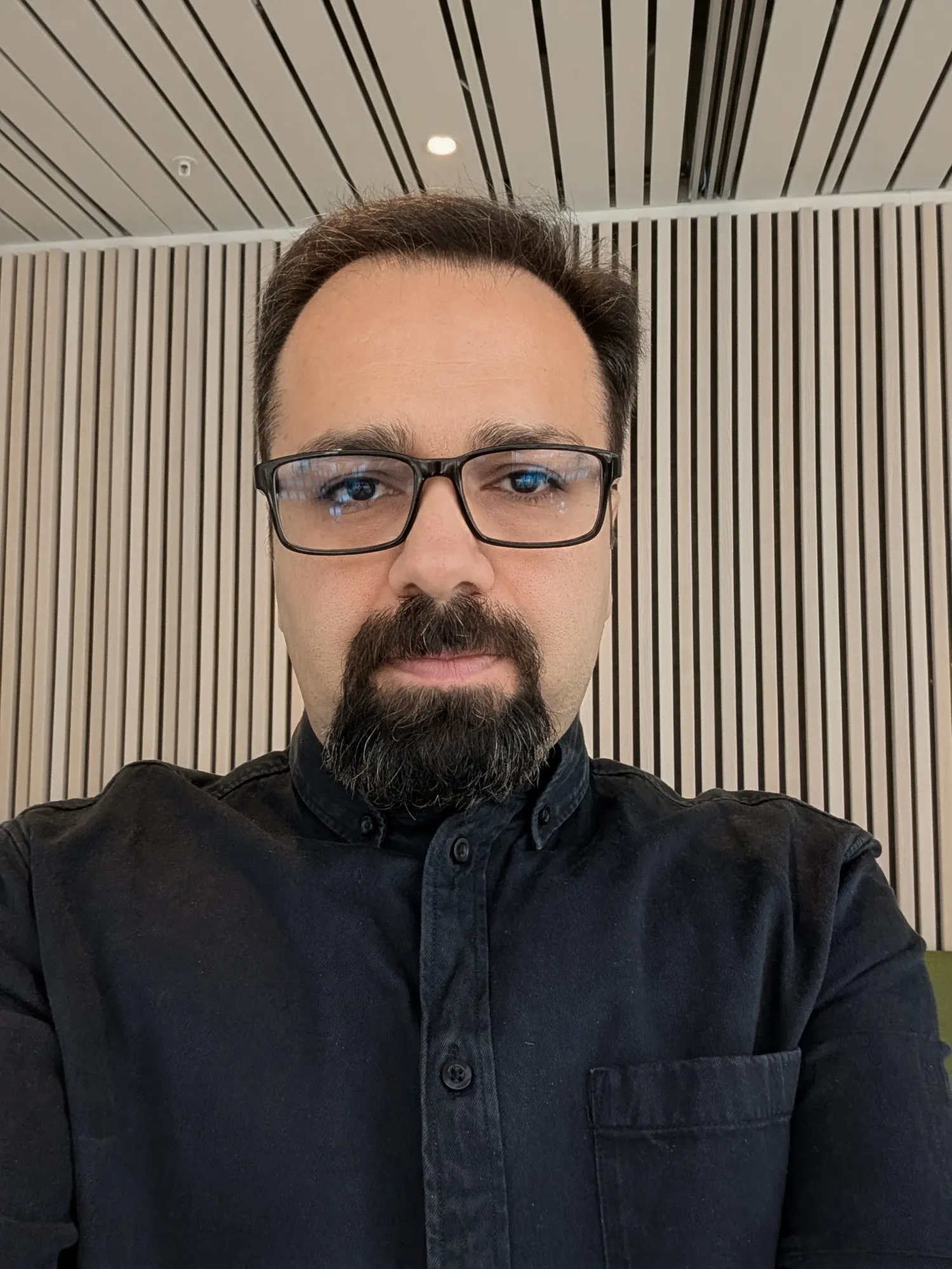Portrait of Farhad Abtahi.