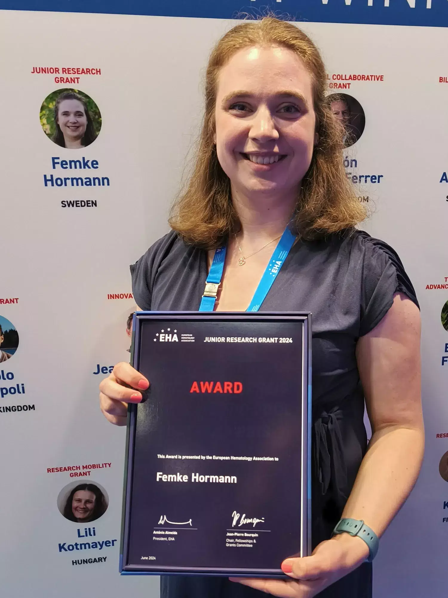 Femke Hormann is holding a diploma for the junior reserch grant from the European hematology association.