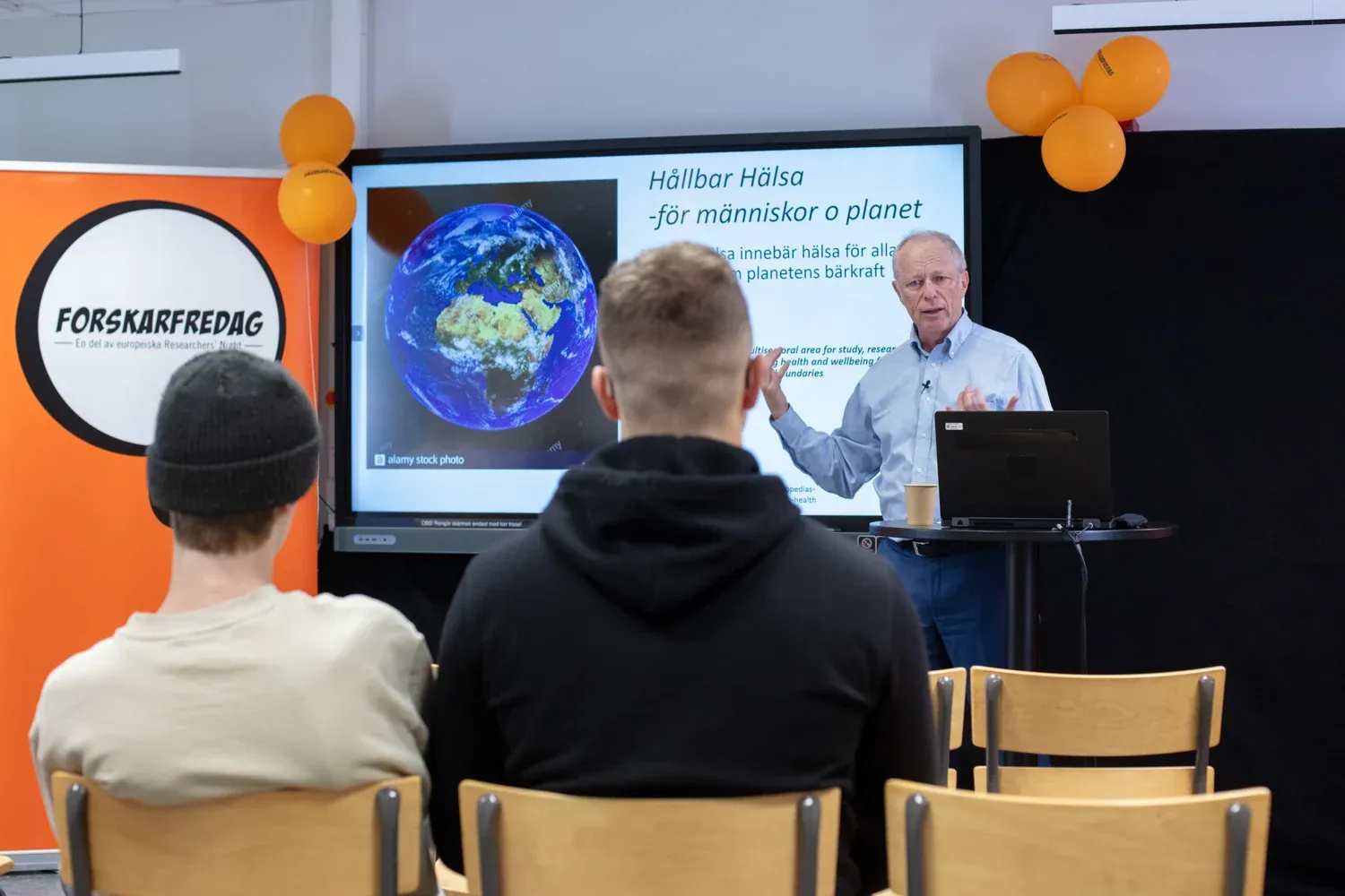 Stefan Swartling Peterson holding a lecture for teenagers.