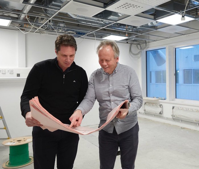 Staffan Holmin and Mats Danielsson is looking at the plan for their new CT facility.