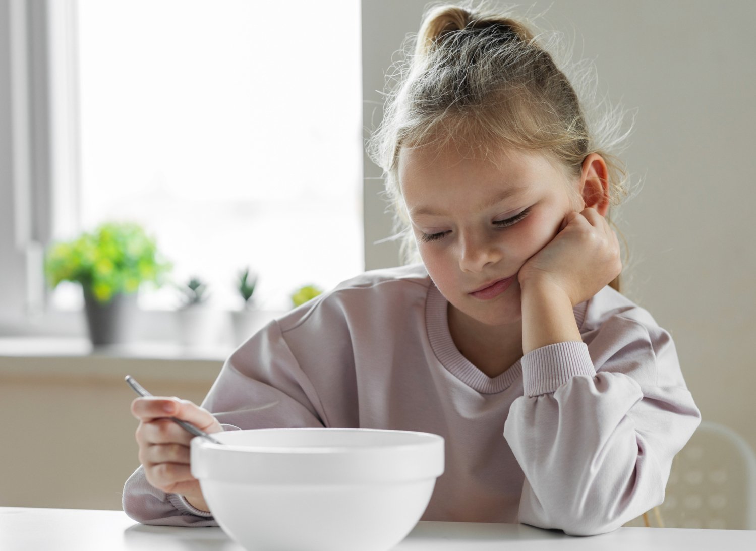 Child at dinner table who refuse to eat.