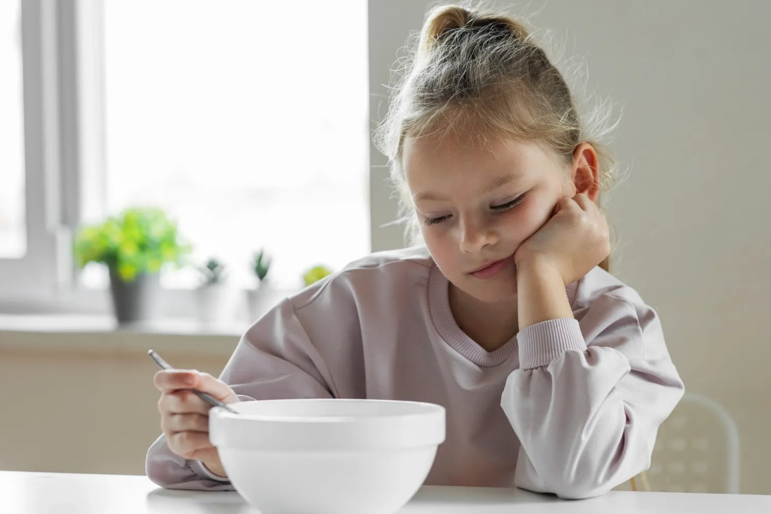 Child at dinner table who refuse to eat.