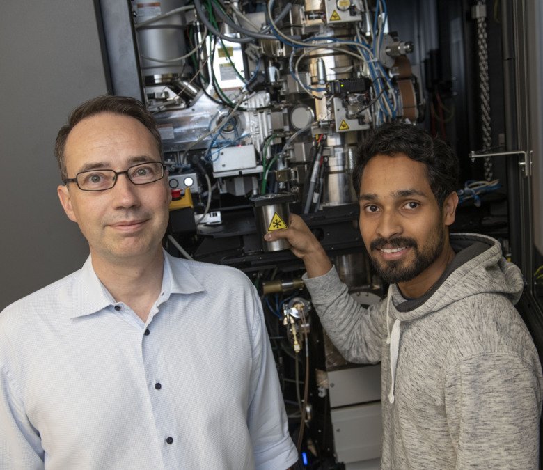 Martin Hällberg and coauthor Hrishikesh Das in front of the electron cryomicroscopy used in the study. Photo: Ulf Sirborn