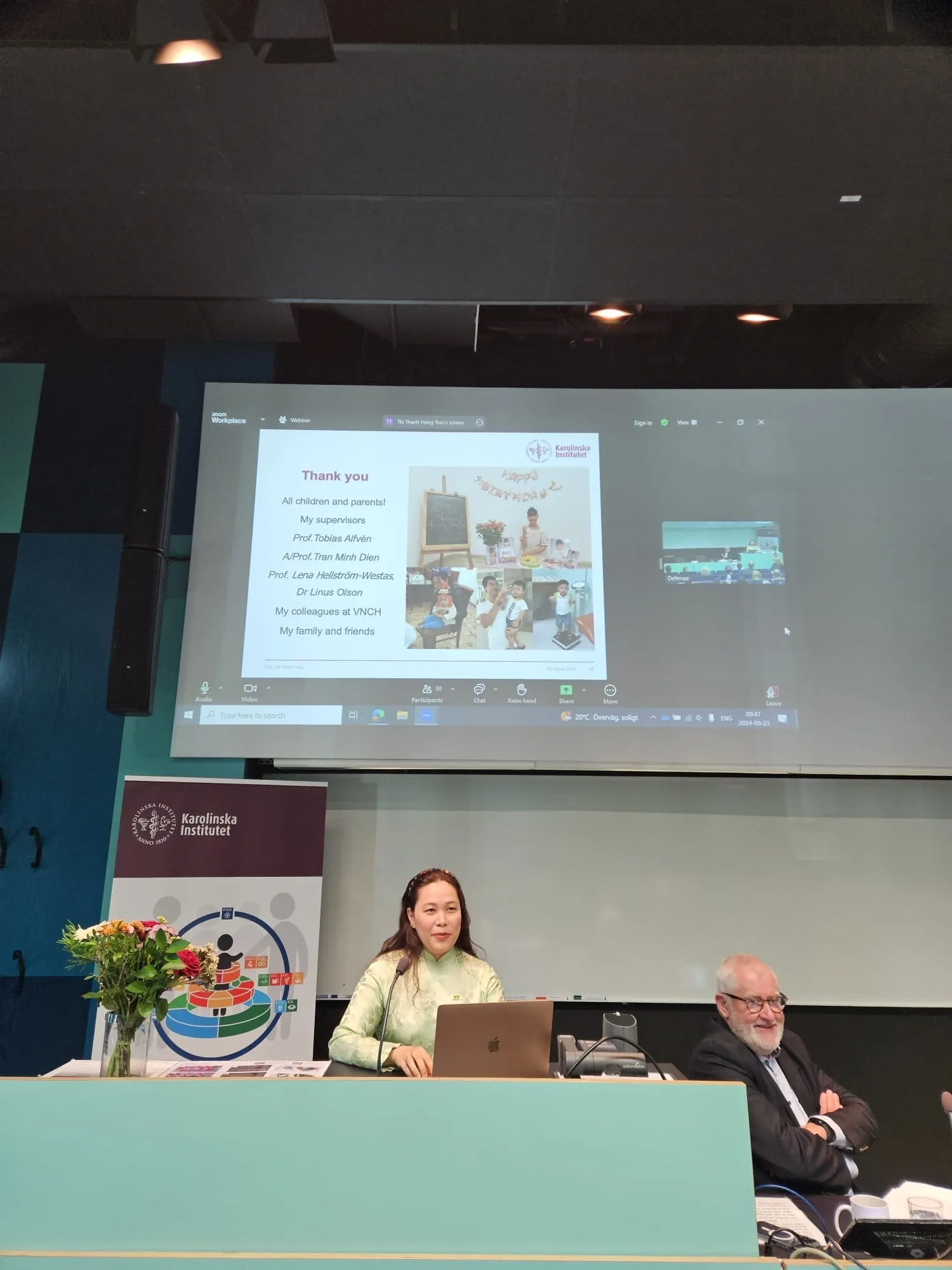 Hang Tran presentig her thesis in front of a screen.