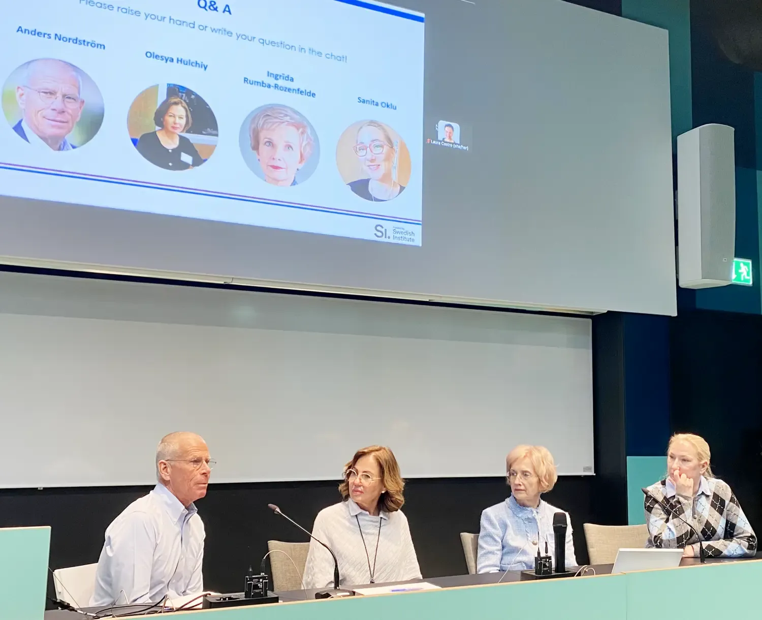 En man och tre kvinnor sitter i en panel och diskuterar.