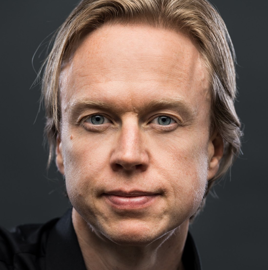 portait of Henrik Ehrsson against dark background.