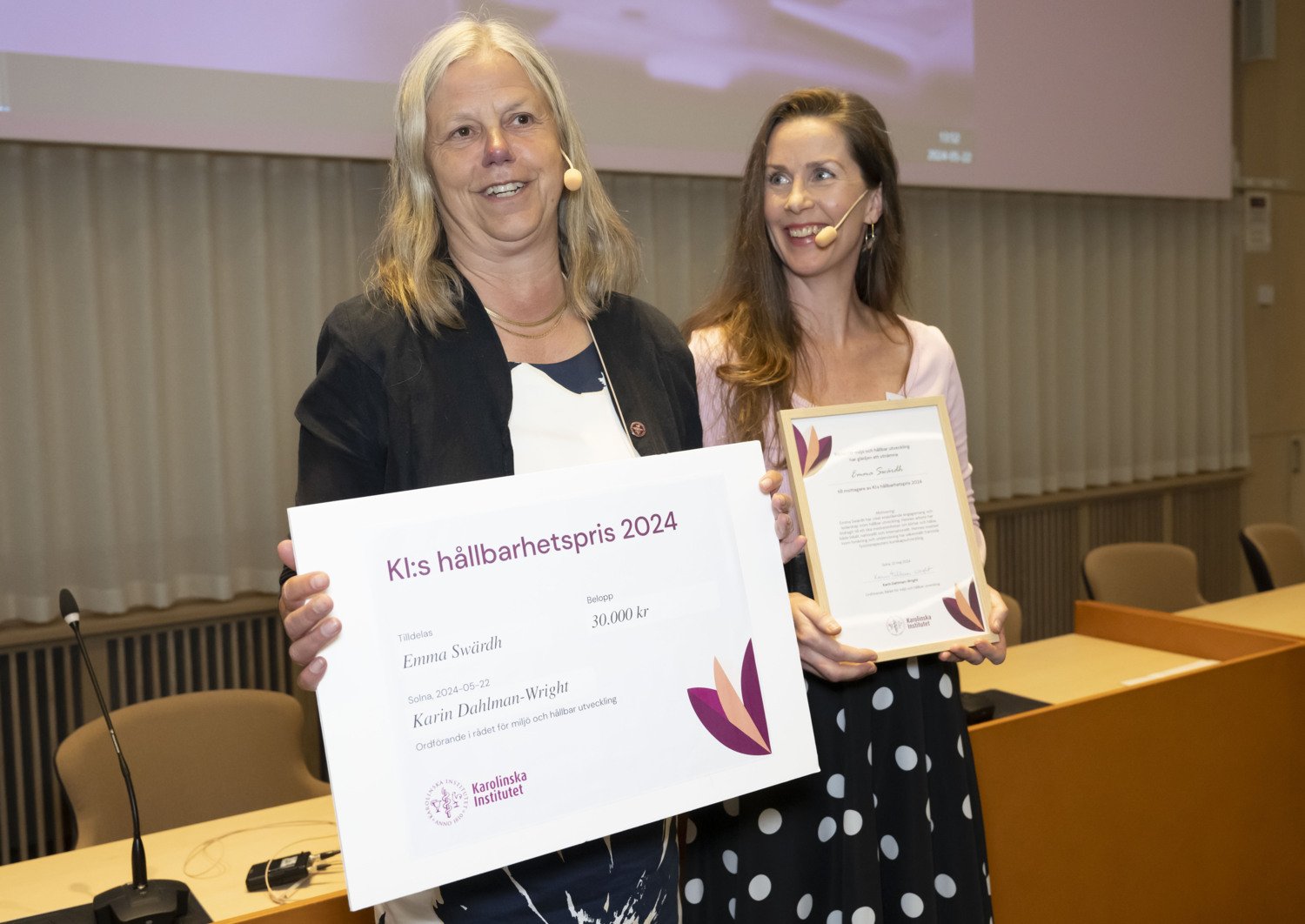 Kerstin Dahlman-Wright presented this year's sustainability award to Emma Swärdh during KI's Sustainability Day on May 22.