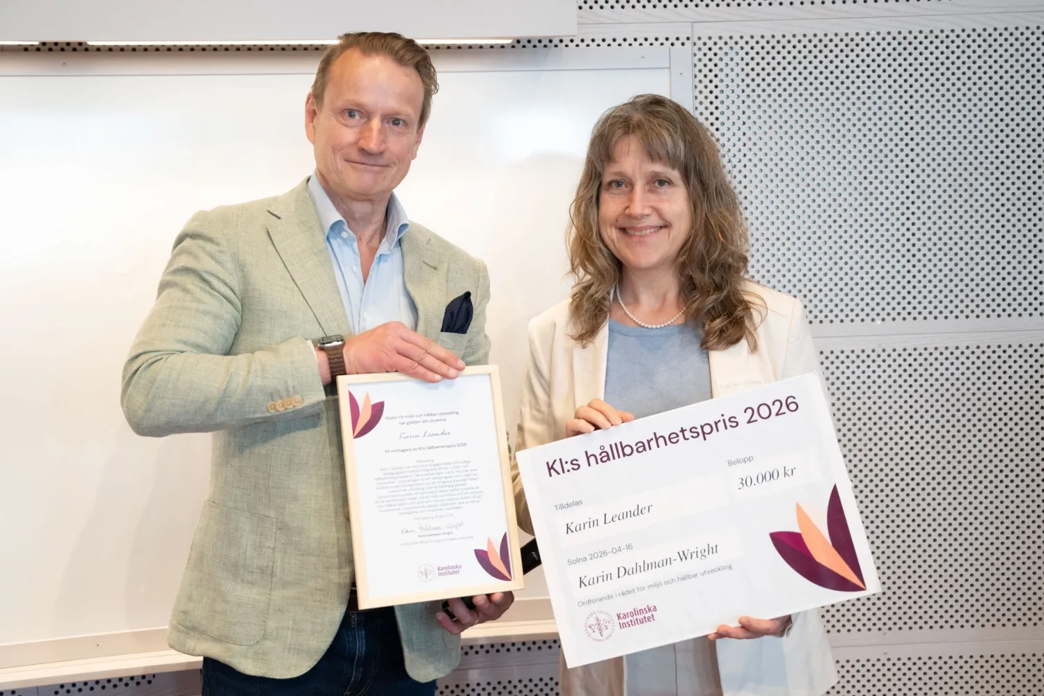 Karin Leander receives a diploma and a cheque at the award ceremony for KI’s Sustainability Award 2026.