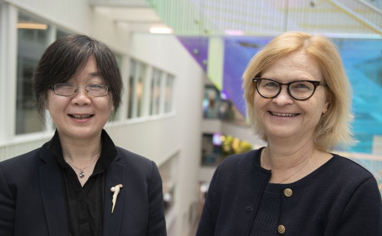 Hong Xu and Maria Eriksdotter, researchers at at the Department of Neurobiology, Care Sciences and Society