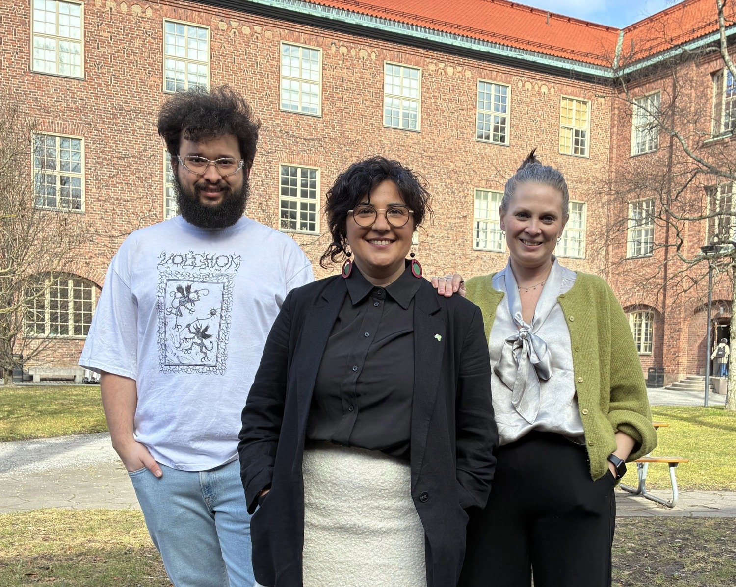 Artemy Zhigulev MedS, Pelin Sahlén KTH, Hanna Blörck MedS stand in front of KTH building.