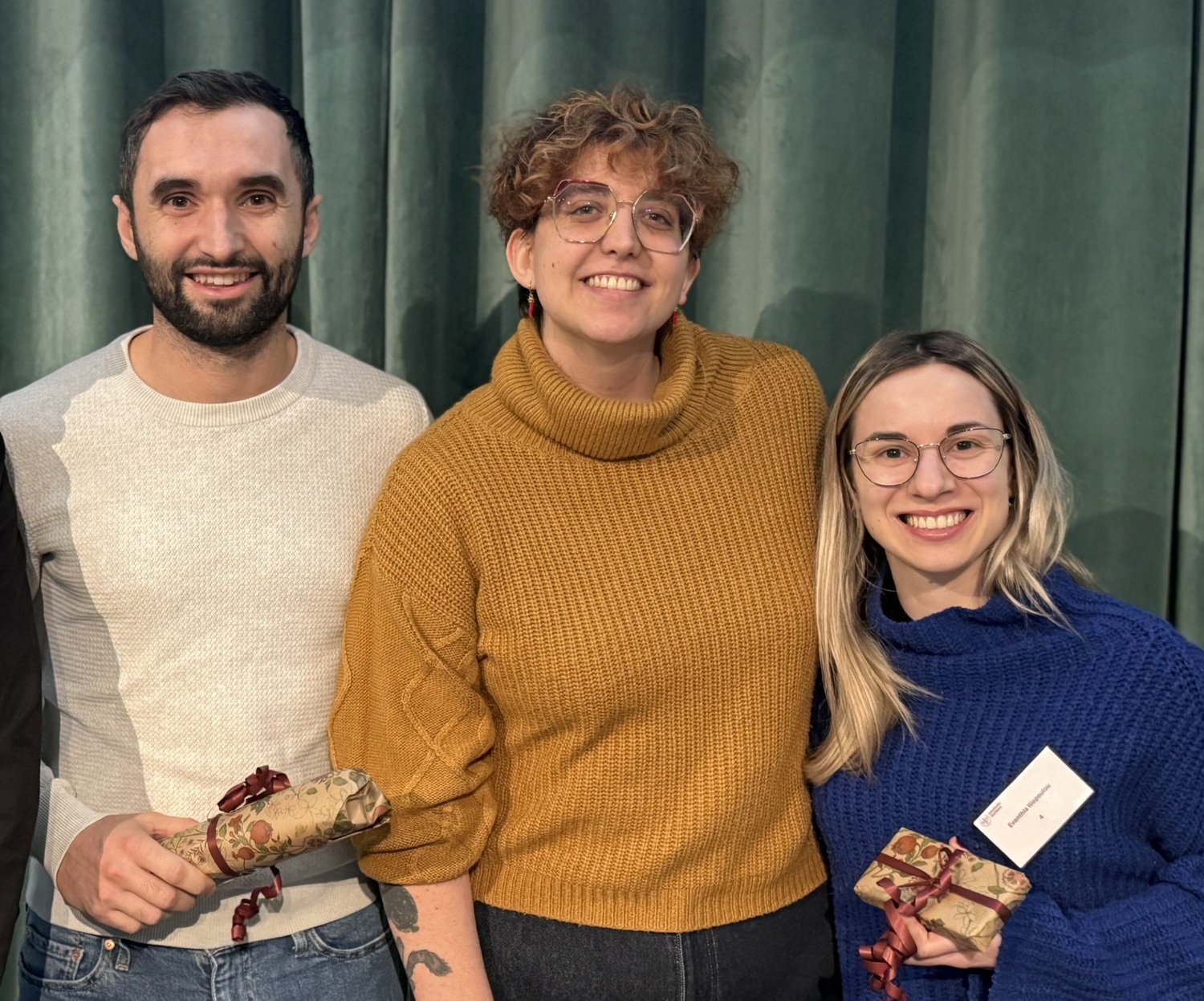 Fout people on a row.