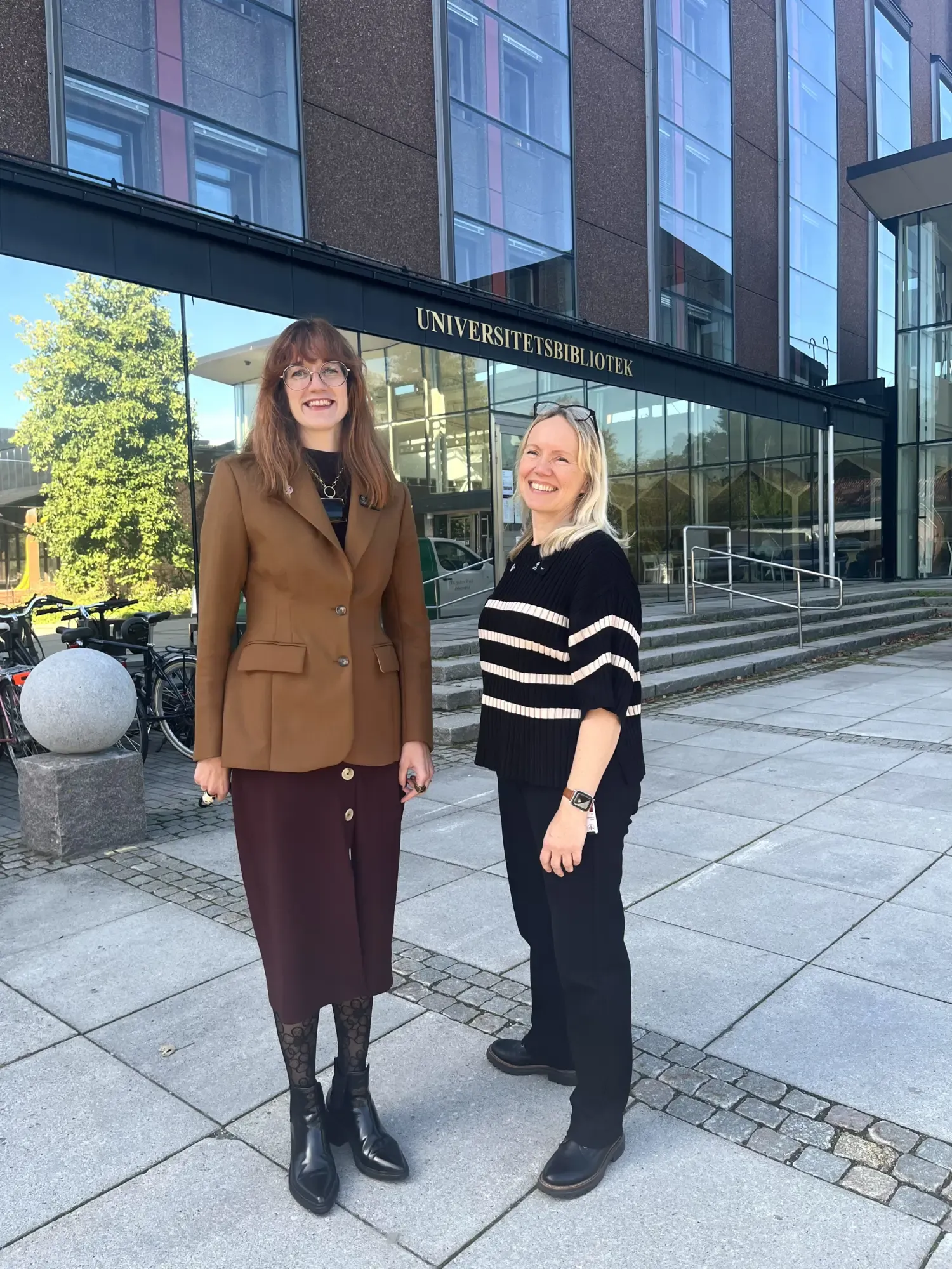 Hanna Frank och Ingrid Andersson outside KI University Library