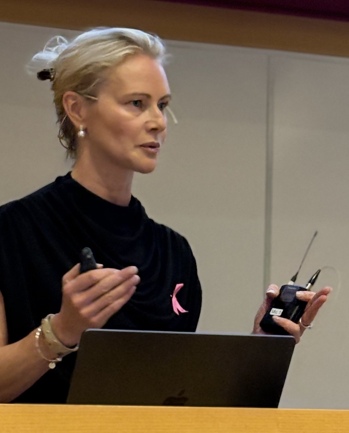 Female researcher recieves award