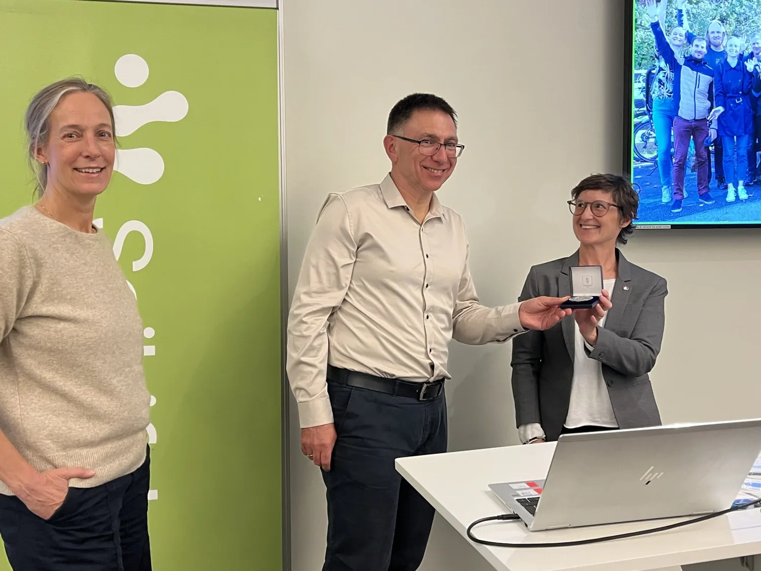 Prof. Manfred Wuhrer receives the Eurolife Medal for his contributions. In picture also Anna Dahlerus and Charlotte Tåhlin.