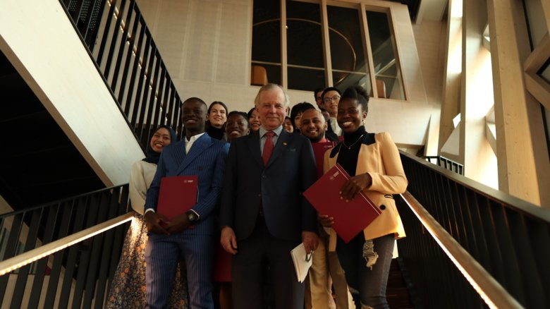 The scholarship holders and KI's president have gathered in the stairs of Aula Medica for a photo opportunity.