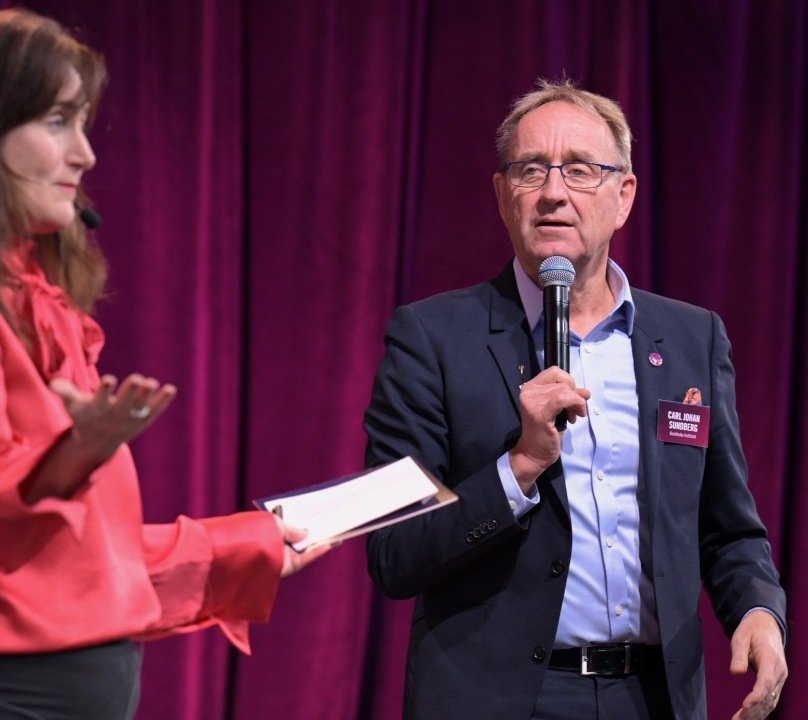 Carl Johan Sundberg is awarded the newly established FFF Hall of Fame for his work and commitment to science communication. The award was presented by Jenny Björkman, director of collaboration at Riksbankens Jubileumsfond.