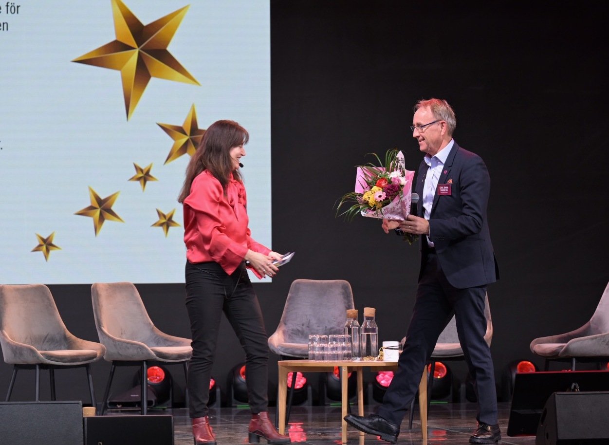 Carl Johan Sundberg is awarded the newly established FFF Hall of Fame for his work and commitment to science communication. The award was presented by Jenny Björkman, director of collaboration at Riksbankens Jubileumsfond.