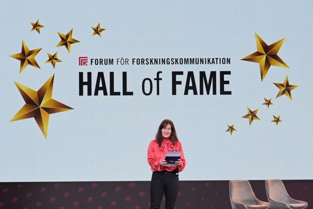 Carl Johan Sundberg is awarded the newly established FFF Hall of Fame for his work and commitment to science communication. The award was presented by Jenny Björkman, director of collaboration at Riksbankens Jubileumsfond.