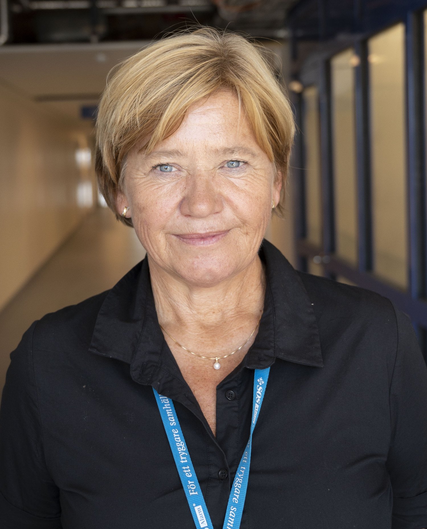 Portrait of Inger Kull in a hospital corridor.