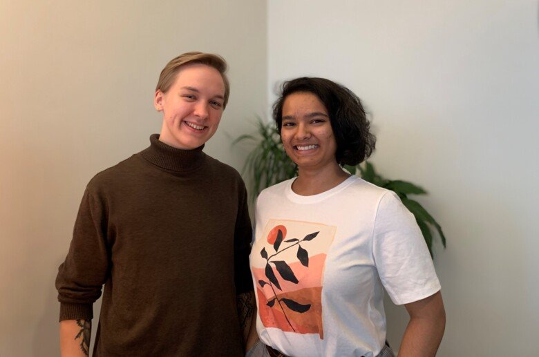 Portrait image of Lukas Lehtonen och Inika Prasad who are standing in front of a white wall.
