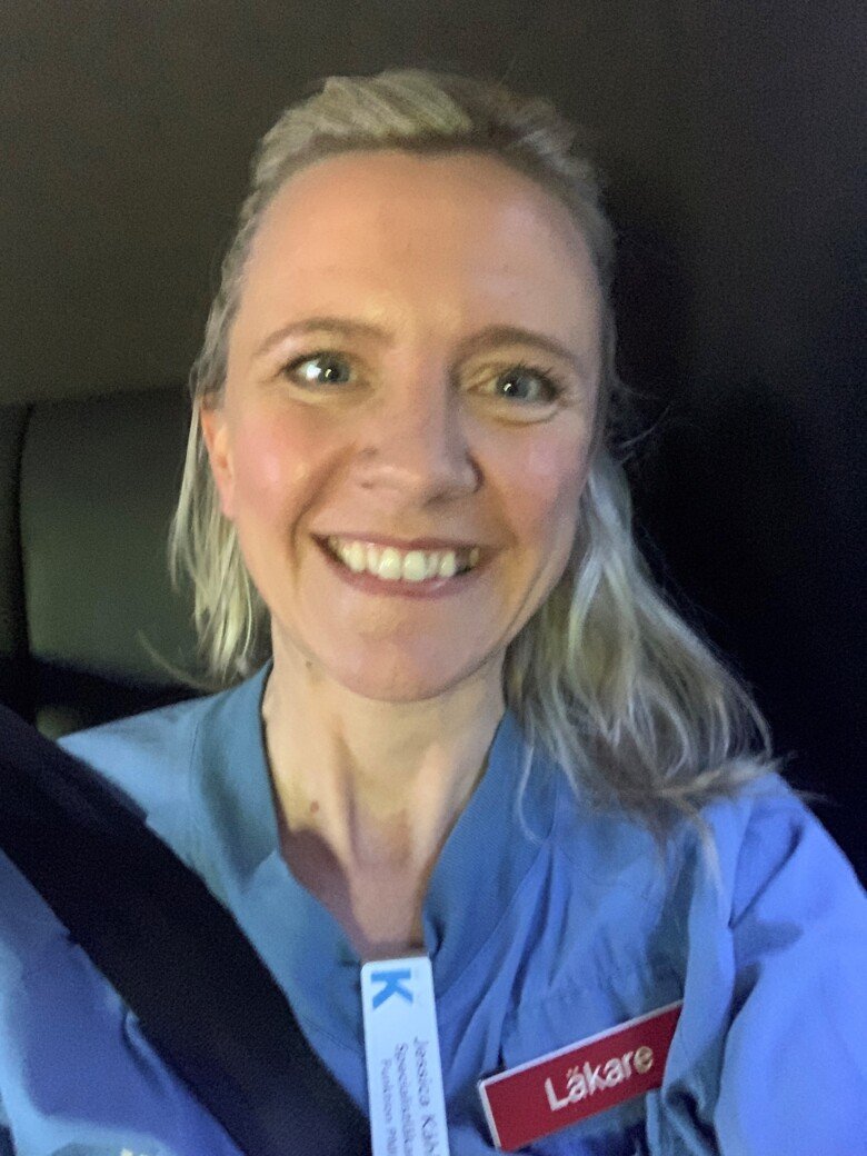 Jessica Kåhlin selfie, smiling at the camera and in blue shirt.
