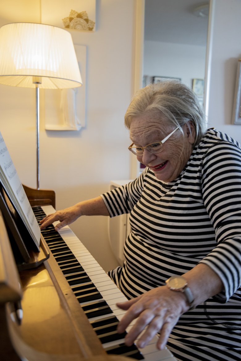 Karin Österlund plays the piano