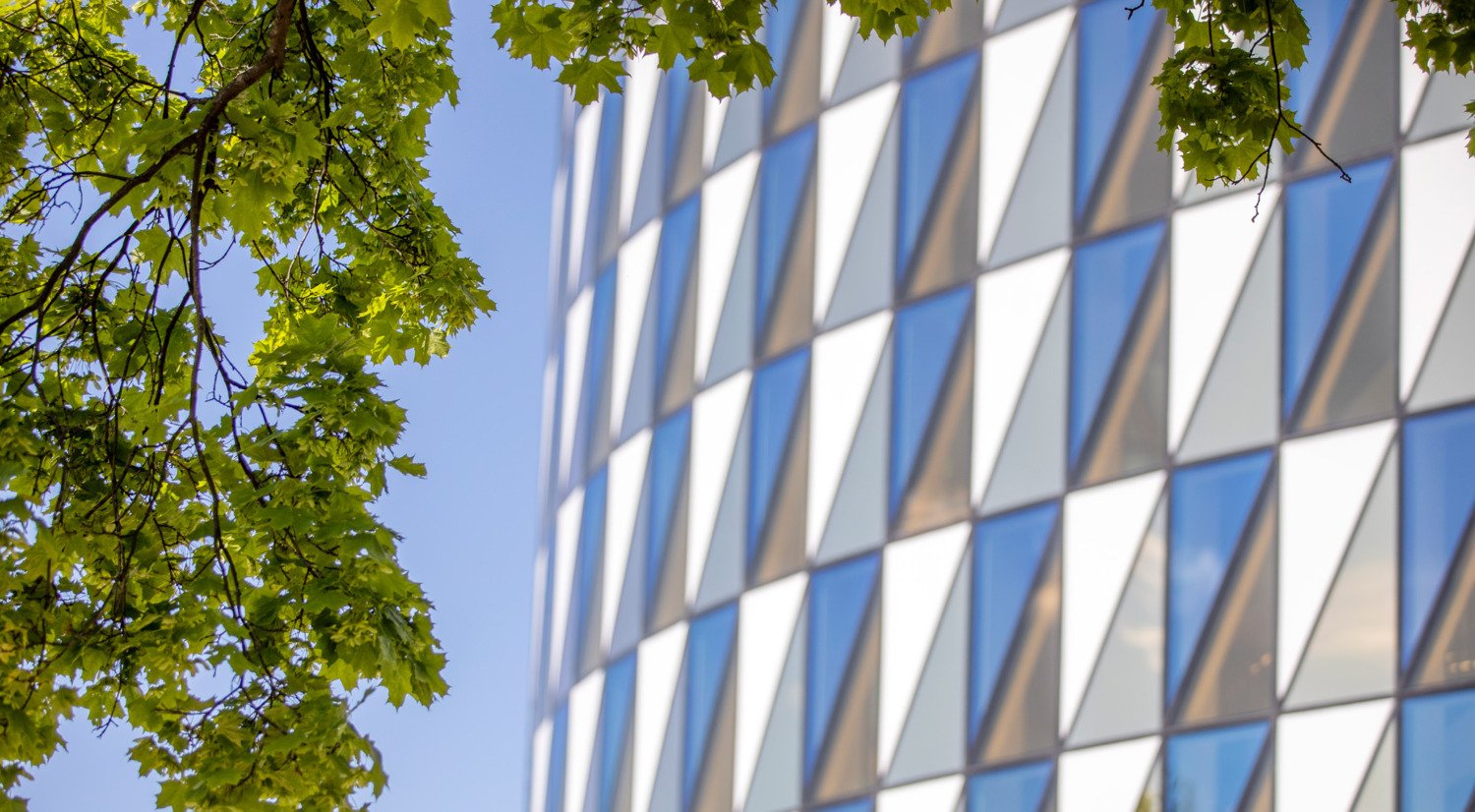 Aula Medicas facade with it´s glass windows