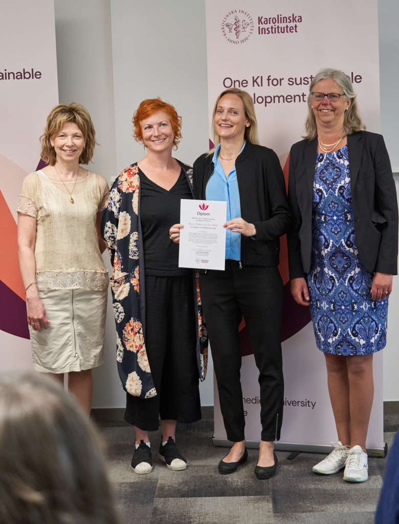 Hanna Karlsson and Sara Widén hold up their diploma, flanked by KI's president Annika Östman Wernersson and Karin Dahlman-Wright, chair of the Council for the Environment and Sustainable Development.