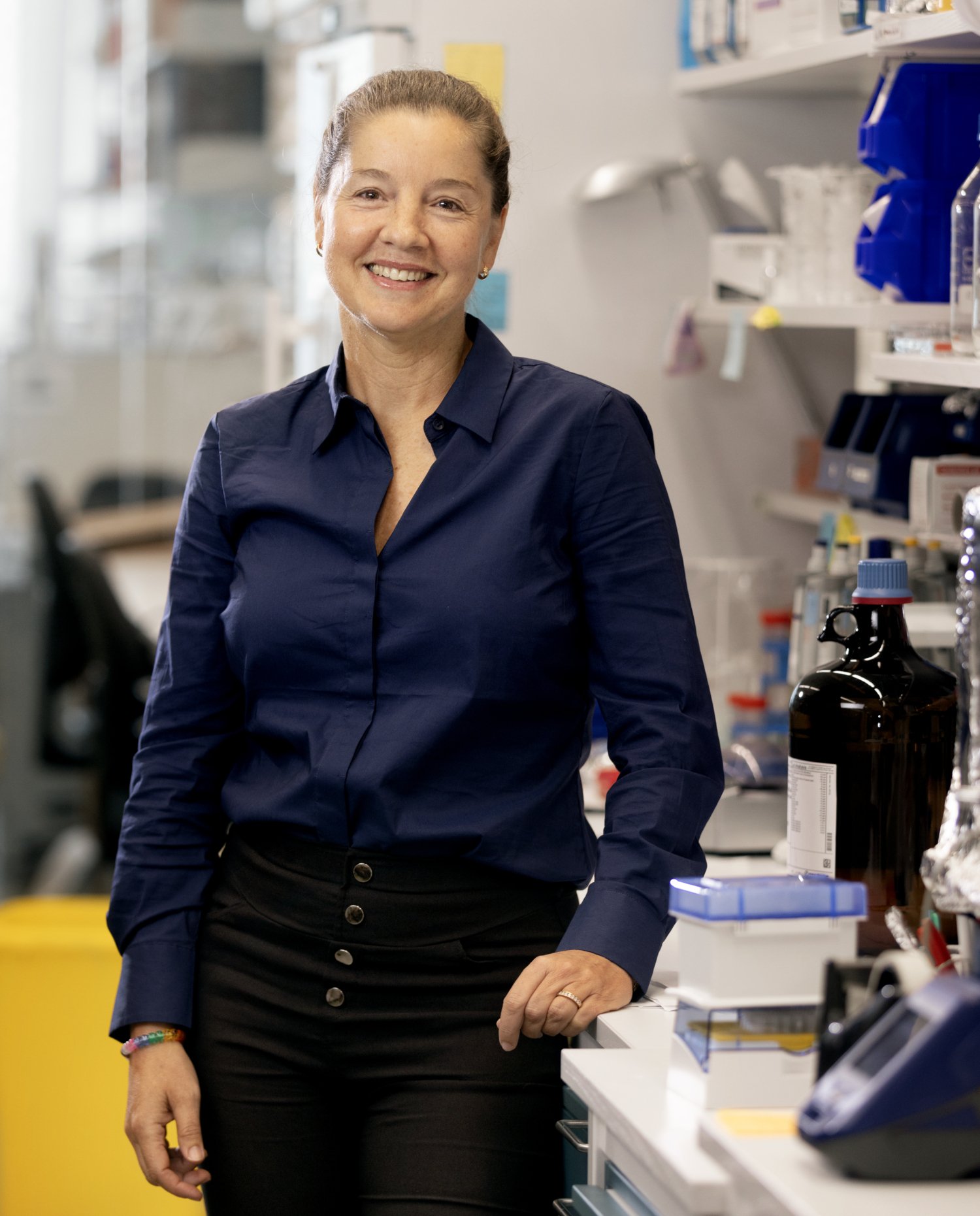 Portrait of Kirsty Spalding in a lab enviroment.